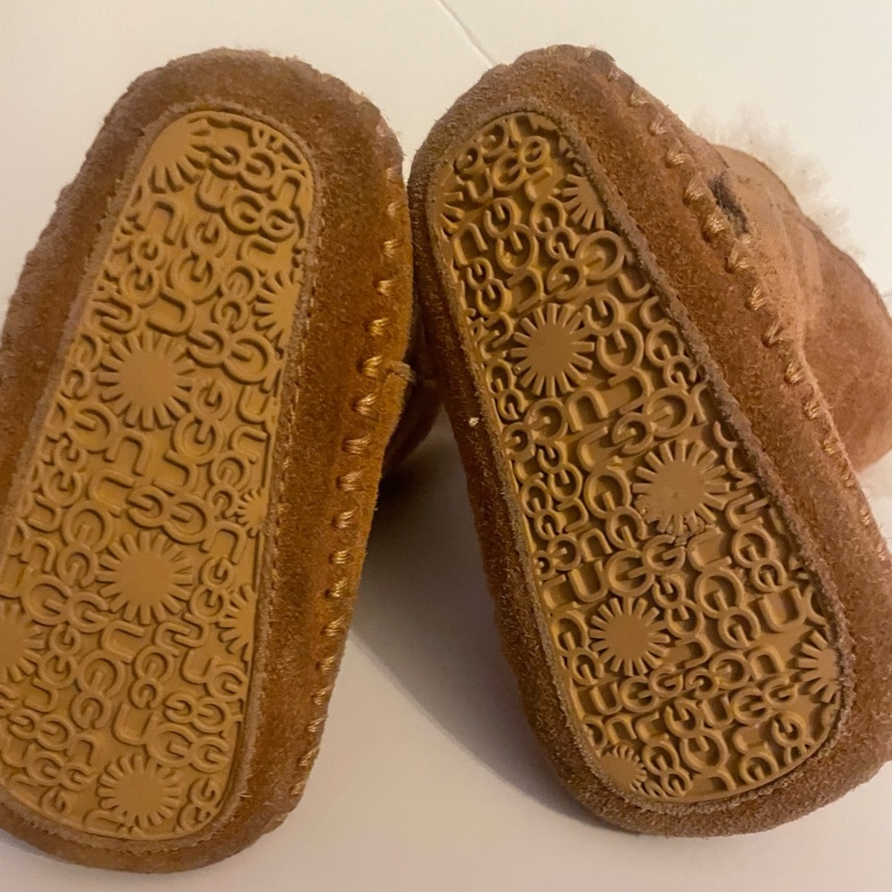 UGG Kids Moccasin Bootie size 2/3 - Picture 3 of 5